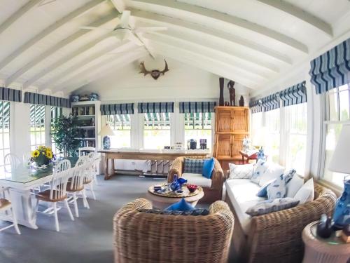 Ruang duduk di Harbor Knoll Bed and Breakfast