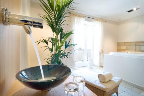 un baño con lavabo y bañera en Hotel Kronsbühel, en Tirolo