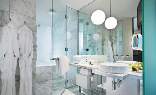 uma casa de banho com um chuveiro, um lavatório e uma banheira em Palms Place Studio with Balcony & Strip View em Las Vegas