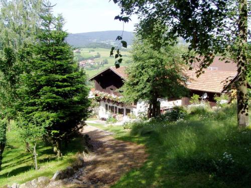 una casa en medio de un campo con árboles en Cosy holiday home in Kollnburg with garden, en Achslach