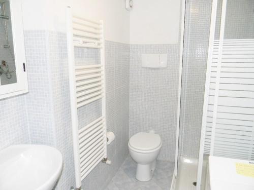 ミラノにあるSan Luigi Milano Apartmentの白いバスルーム(トイレ、シンク付)