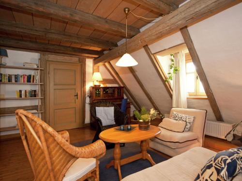 ein Wohnzimmer mit einem Tisch und Stühlen in der Unterkunft Cosy holiday home with gazebo in Weißenburg in Bayern
