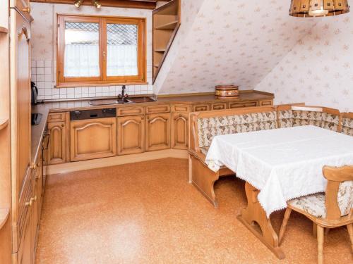 cocina con mesa, sillas y fregadero en apartment in Black Forest quiet residential area, en Neuweiler