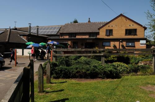 ein Haus mit Leuten, die davor laufen in der Unterkunft Hogs Head Hotel in Nottingham