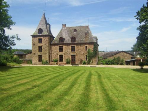 un ancien château avec une grande pelouse dans l'établissement Luxurious Castle with Private Pool and Sauna, à Basse-Bodeux