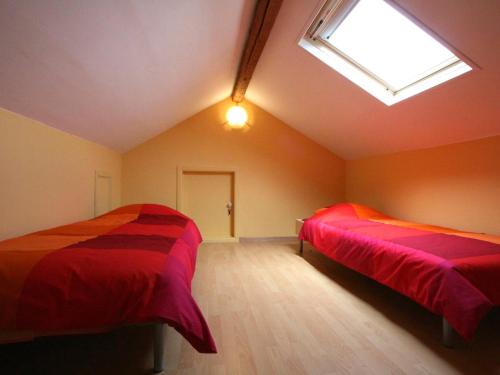 een slaapkamer met 2 bedden en een dakraam bij Quaint Apartment in Ondenval with Terrace in Waimes