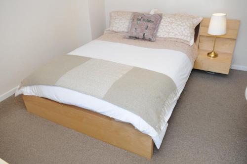 Ein Bett oder Betten in einem Zimmer der Unterkunft Hogs Head Hotel