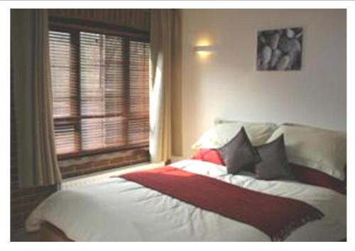 Ein Bett oder Betten in einem Zimmer der Unterkunft Hogs Head Hotel