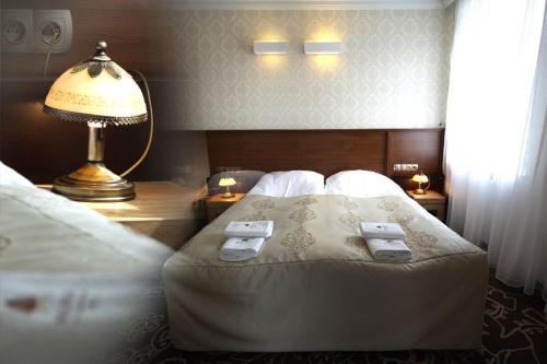 Ένα ή περισσότερα κρεβάτια σε δωμάτιο στο Hotel Pruski