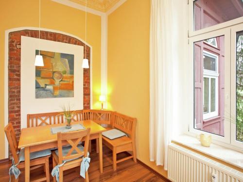 comedor con mesa y ventana en Alluring Villa in Grunhainichen Borstendorf with Terrace, en Leubsdorf