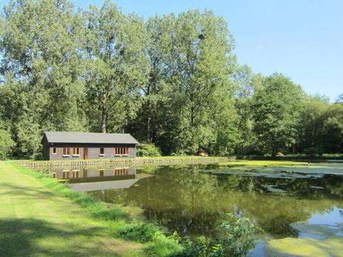 BraibantにあるBeautiful Holiday Home in Braibantの池の横の小屋