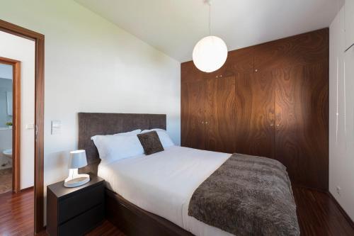 Postelja oz. postelje v sobi nastanitve LovelyStay - Casas Brancas - Modern Apartment with Balcony & free private parking