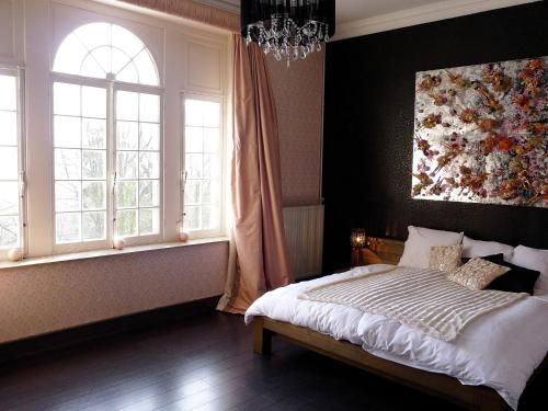 1 dormitorio con 1 cama y 2 ventanas en Villa in Spa with Sauna Recreation and Playroom, en Spa