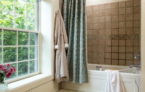 Bilik mandi di Mercersburg Inn