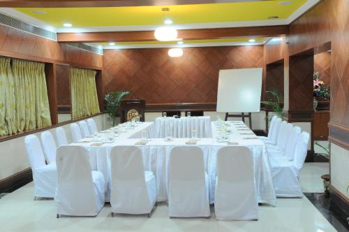 Zona business o sala de conferencias en Breeze Residency