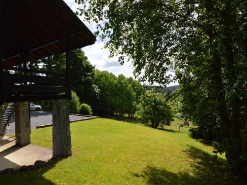 Elle offre une vue sur un parc avec des arbres et une pelouse. dans l'établissement Pretty cottage Ardennes near the Valley of Lesse, à Vencimont