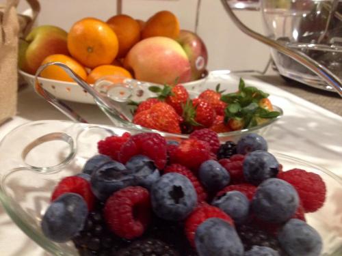 two bowls of fruit on a table with strawberries and blueberries at Il Feudo Di Agnadello in Agnadello