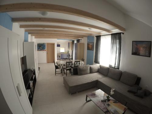 ein Wohnzimmer mit einem Sofa und einem Tisch in der Unterkunft Apartment Ribno in Bled