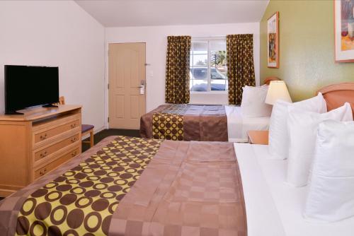 Llit o llits en una habitació de Americas Best Value Inn Los Banos