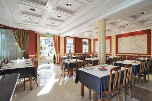 RibeirãoにあるColina do Ave Alojamento Localの部屋にテーブルと椅子があるレストラン