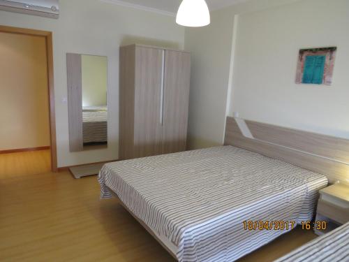 オデセイシェにあるCasas do Zé Vilaのベッドルーム1室(ベッド1台、ドレッサー付)