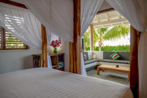 Un pat sau paturi într-o cameră la Windhoek Resort Bonaire