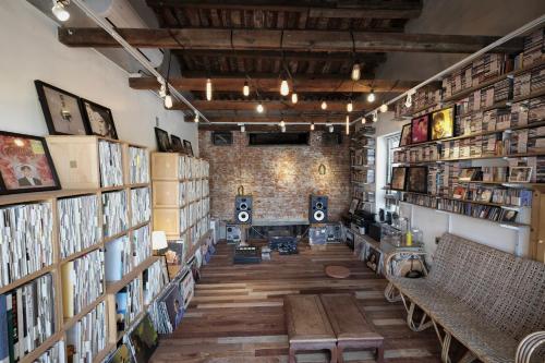 a room with bookshelves and tables in a library at 香蕉與黑膠 Yellow And Black Guest House in Meinong