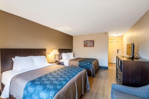 um quarto de hotel com duas camas e uma televisão em Econo Lodge Hagerstown I-81 em Hagerstown