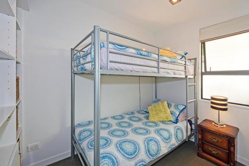 מיטה או מיטות קומותיים בחדר ב-Waterfront Escape