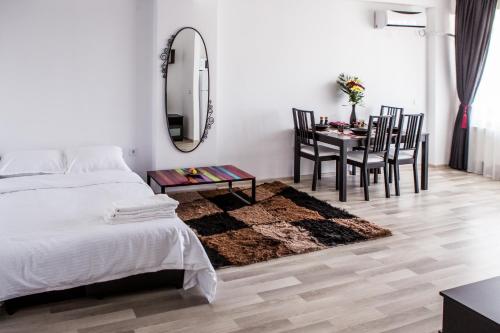 ママイアにあるOasis by the Sea - Summerland Apartmentのベッドルーム1室(ベッド1台、テーブル、椅子付)
