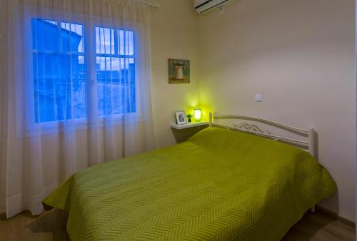 Ein Bett oder Betten in einem Zimmer der Unterkunft Oikia Preveza