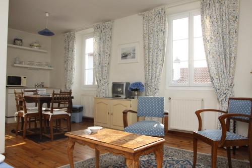 uma sala de estar com mesa e cadeiras em Villa Erdian em Saint-Jean-de-Luz