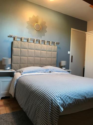 une chambre avec un grand lit avec une grande tête de lit dans l'établissement La Grille Dorée, à Amboise
