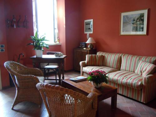 a living room with a couch and chairs and a table at Il Poggio Di Bellagio in Bellagio
