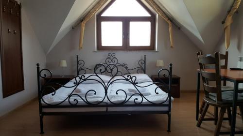 una camera con un letto con una finestra e un tavolo di Willa Dzika Róża a Sandomierz