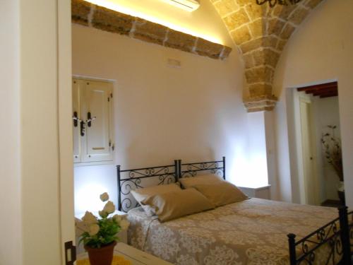 een slaapkamer met een bed in een kamer bij B&B Corte Dragone in Matino