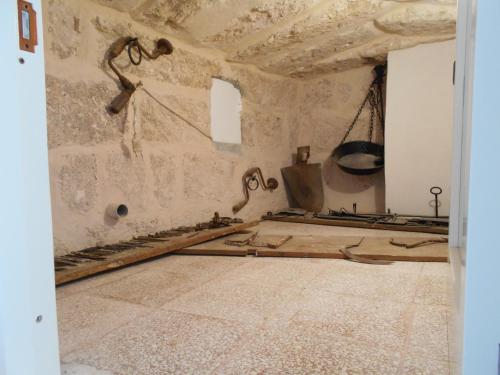 una habitación remodelada con una pared de piedra en B&B Corte Dragone, en Matino