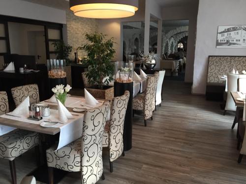 a dining room with tables and chairs in a restaurant at Hotel Concordia in Euskirchen