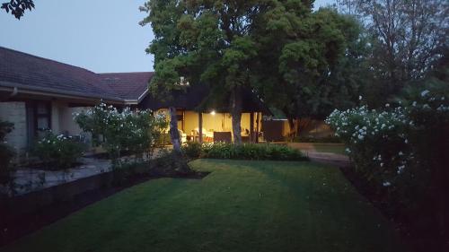 Jardín al aire libre en Acacia Lodge