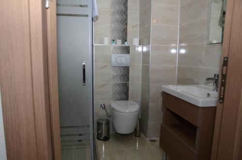 a bathroom with a toilet and a sink at Yelkenkaya Otel in Gebze