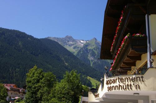 a building with a sign that reads apartmentementennaennastimunit at Appartementhaus Sennhüttn in Finkenberg