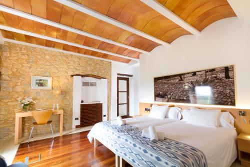 A bed or beds in a room at Can Cota Boutique - Turismo de interior