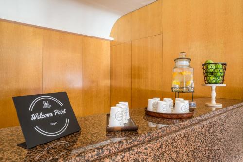 a counter with a welcome pad sign and cups on it at Exe Boston in Zaragoza
