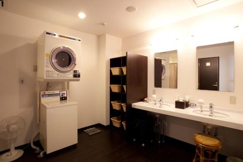 y baño con lavabo y lavadora. en Kuretake-Inn Fujisan, en Fuji