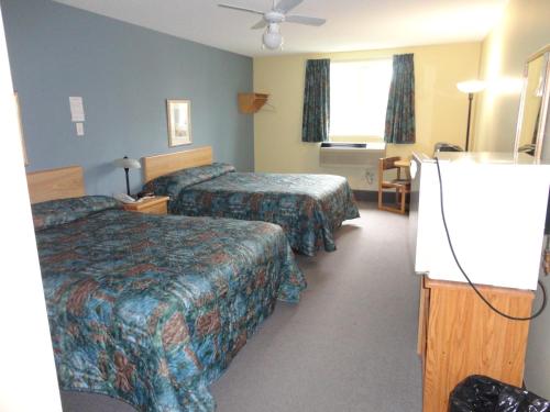 Кровать или кровати в номере Park Inn Motel
