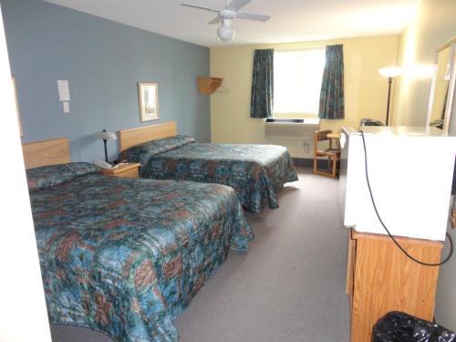 Postel nebo postele na pokoji v ubytování Canadas Best Value Inn Kapuskasing