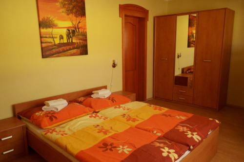 um quarto com uma cama e um espelho em Penzion Rouse em Bardejov