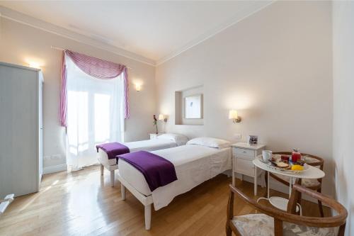 1 dormitorio con cama, mesa y ventana en Guest House Amaranto Romano en Roma