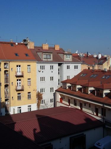 eine Gruppe von Gebäuden mit roten Dächern in der Unterkunft Apartment Vltavska G in Prag