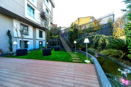 Κήπος έξω από το The City Suites